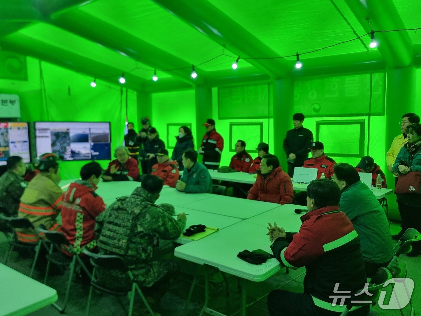 본문 이미지 - 박형준 부산시장이 22일 오전 기장군 산불 현장 긴급 방문해 산불 상황에 대해 보고를 받고 있다. 2026.01.22/뉴스1 ⓒ News1 임순택 기자