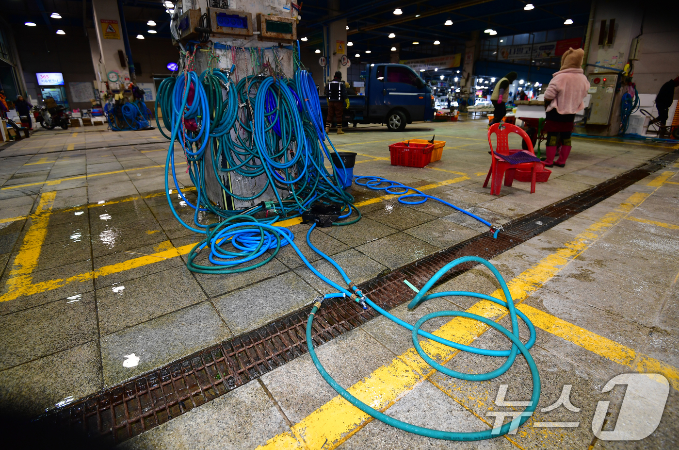 (포항=뉴스1) 최창호 기자 = 22일 경북 포항시 죽도어시장 좌판 상인들이 사용하는 수도호수가 강추위에 얼어 있다.이날 포항지역 아침최저 기온은 영하 9도 체감기온은 영하 11도 …