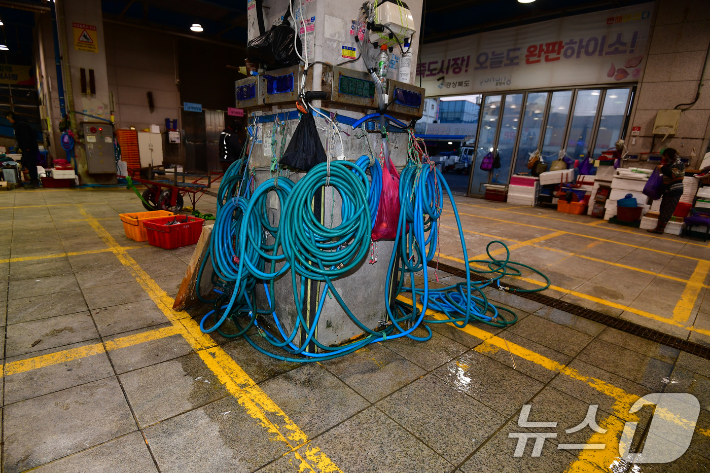 (포항=뉴스1) 최창호 기자 = 22일 경북 포항시 죽도어시장 좌판 상인들이 사용하는 수도호수가 강추위에 얼어 있다.이날 포항지역 아침최저 기온은 영하 9도 체감기온은 영하 11도 …