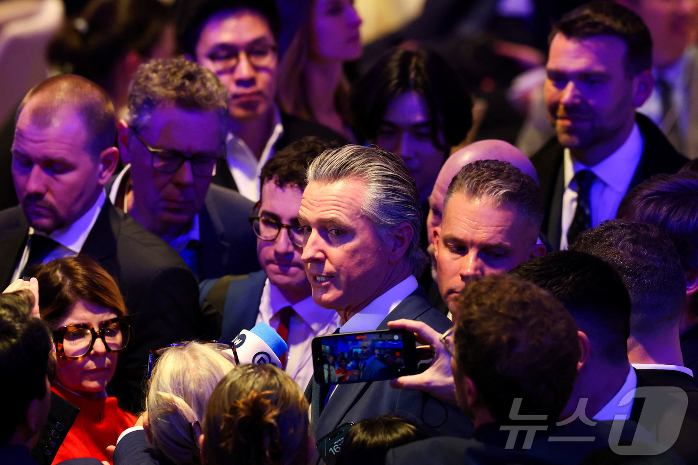 (다보스 로이터=뉴스1) 김경민 기자 = 개빈 뉴섬 미국 캘리포니아주지사가 21일(현지시간) 스위스 다보스에서 열린 세계경제포럼(WEF)에서 언론과 만나 질의응답 하고 있다. 20 …