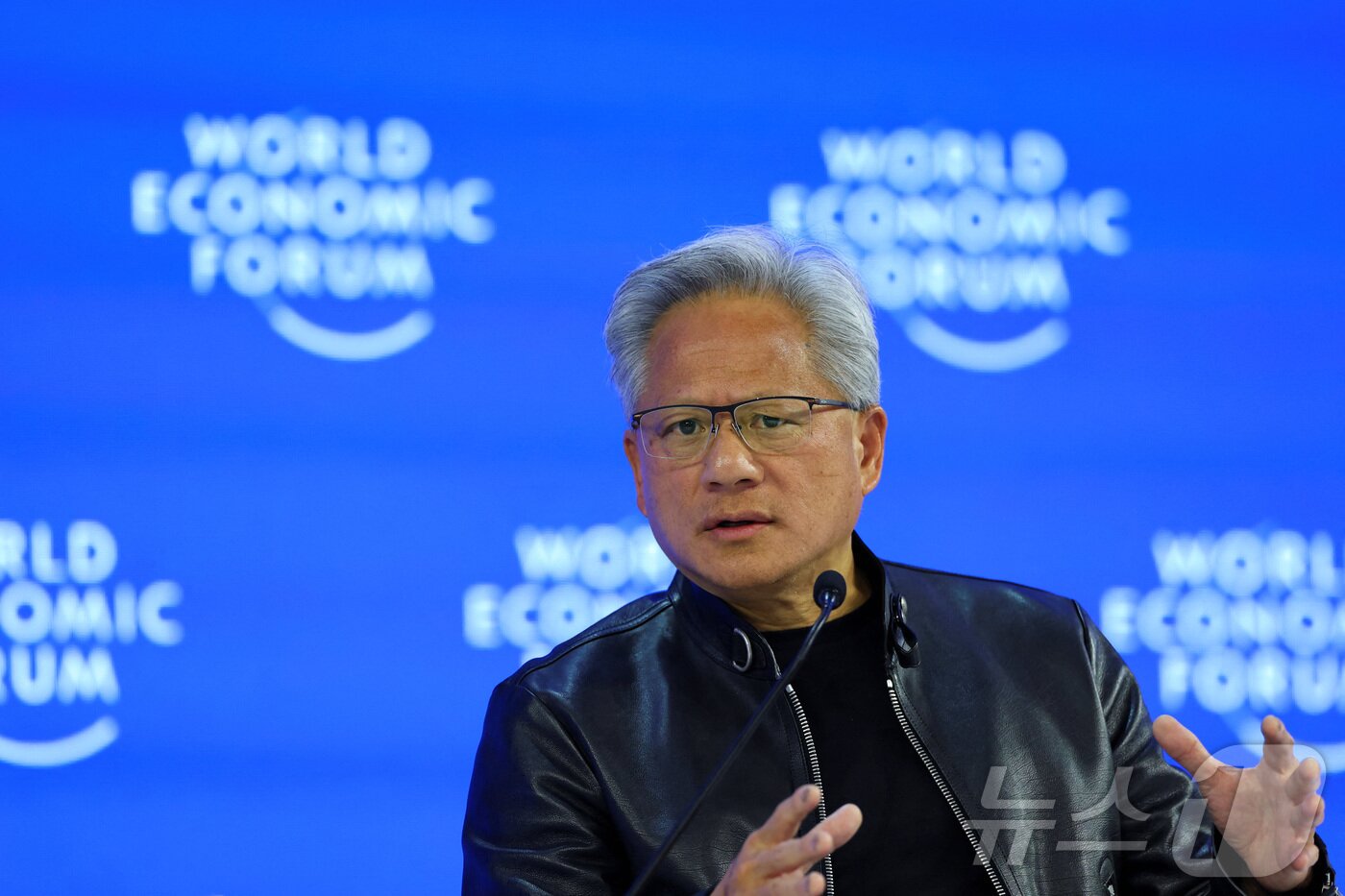 본문 이미지 - 21일(현지 시각) 젠슨 황 엔비디아 CEO가 다보스 포럼에 참석, 연설하고 있다. ⓒ 로이터=뉴스1 ⓒ News1 박형기 기자