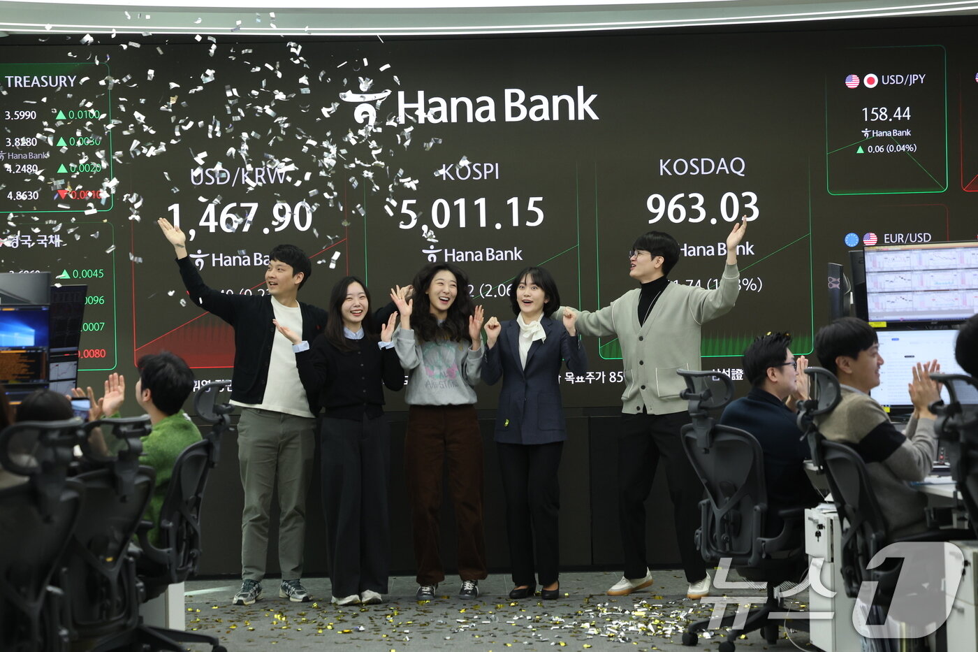 본문 이미지 - 22일 오전 서울 중구 하나은행 본점 딜링룸 현황판에 코스피 지수가 장중 5000p를 넘으며 시작하고 있다. 2026.1.22/뉴스1 ⓒ News1 박지혜 기자