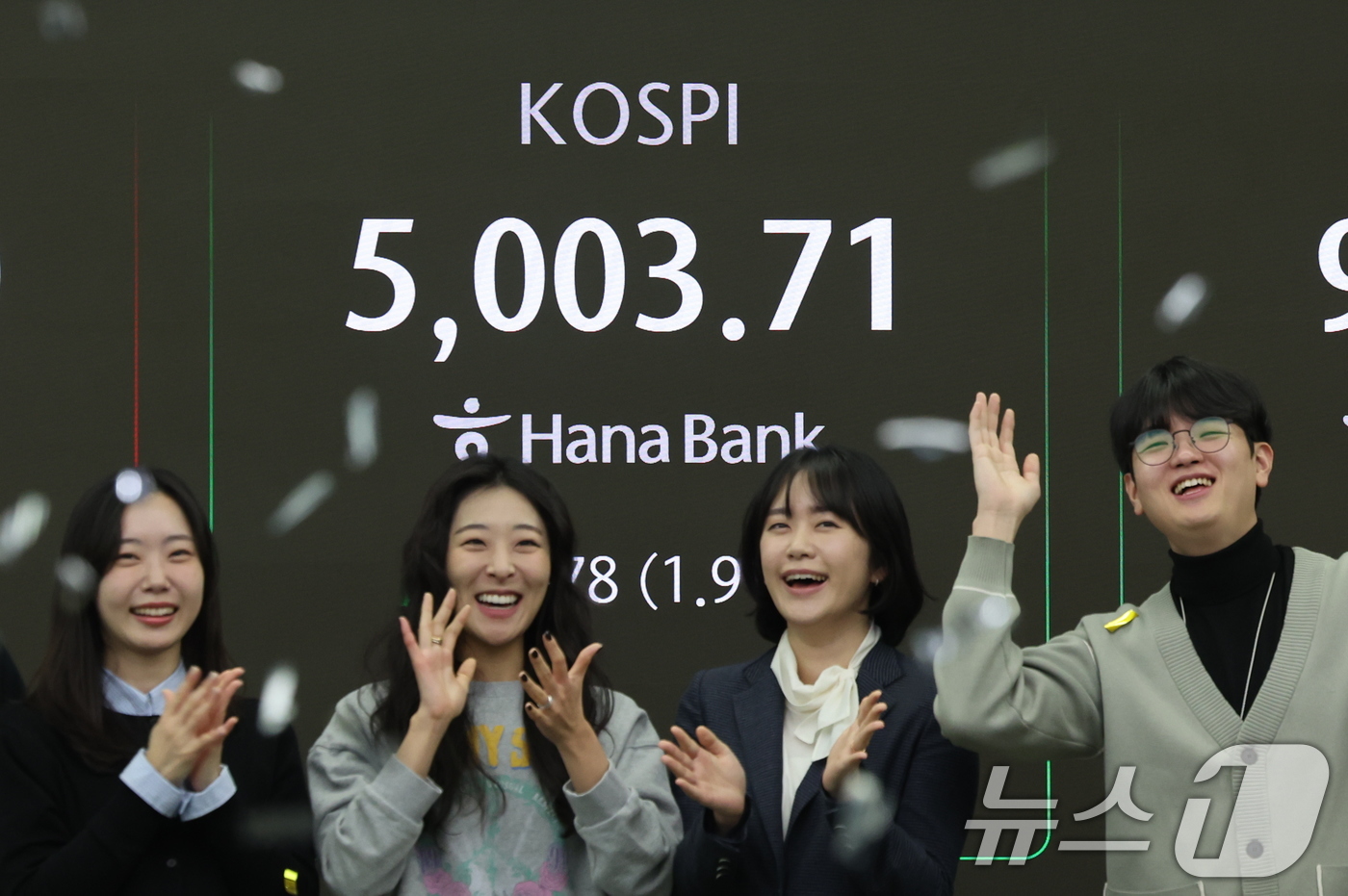 (서울=뉴스1) 박지혜 기자 = 22일 오전 서울 중구 하나은행 본점 딜링룸 현황판에 코스피 지수가 장중 5000p를 넘으며 개장하고 있다. 2026.1.22/뉴스1