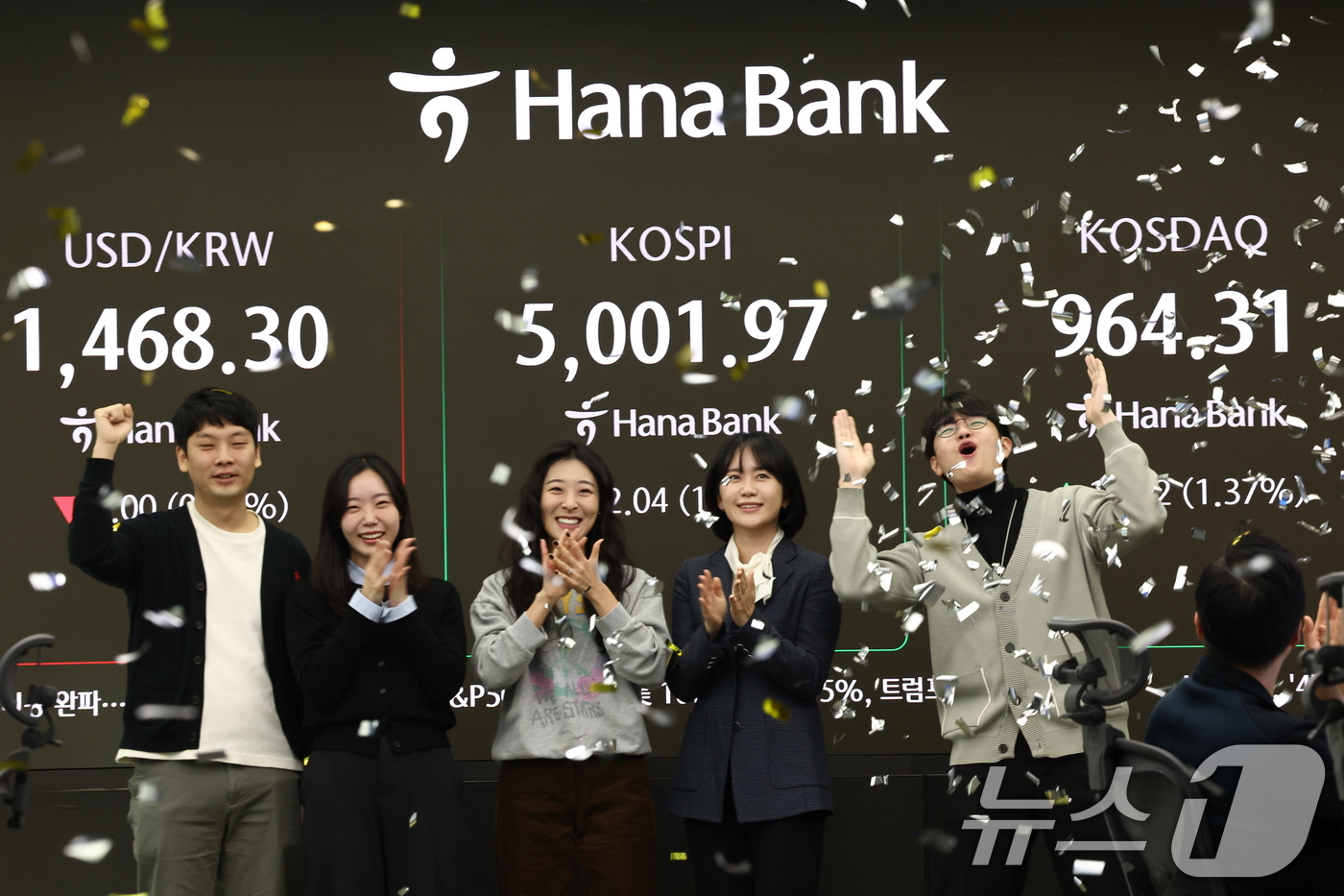 (서울=뉴스1) 최지환 기자 = 22일 오전 서울 중구 하나은행 본점 딜링룸 현황판에 코스피 지수가 장중 5000p를 넘으며 개장하고 있다. 2026.1.22/뉴스1