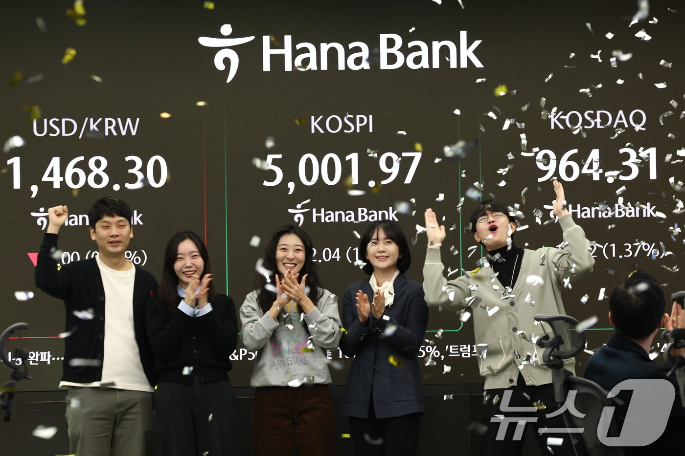 본문 이미지 - 22일 오전 서울 중구 하나은행 본점 딜링룸 현황판에 코스피 지수가 장중 5000p를 넘으며 개장하고 있다. 2026.1.22/뉴스1 ⓒ News1 최지환 기자