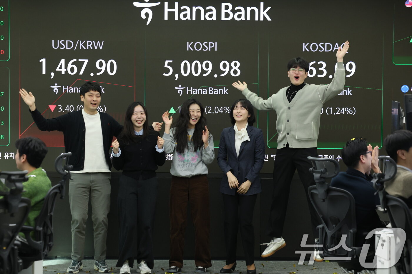 본문 이미지 - 22일 오전 서울 중구 하나은행 본점 딜링룸 현황판에 코스피 지수가 장중 5000p를 넘으며 개장하고 있다. 2026.1.22/뉴스1 ⓒ News1 박지혜 기자