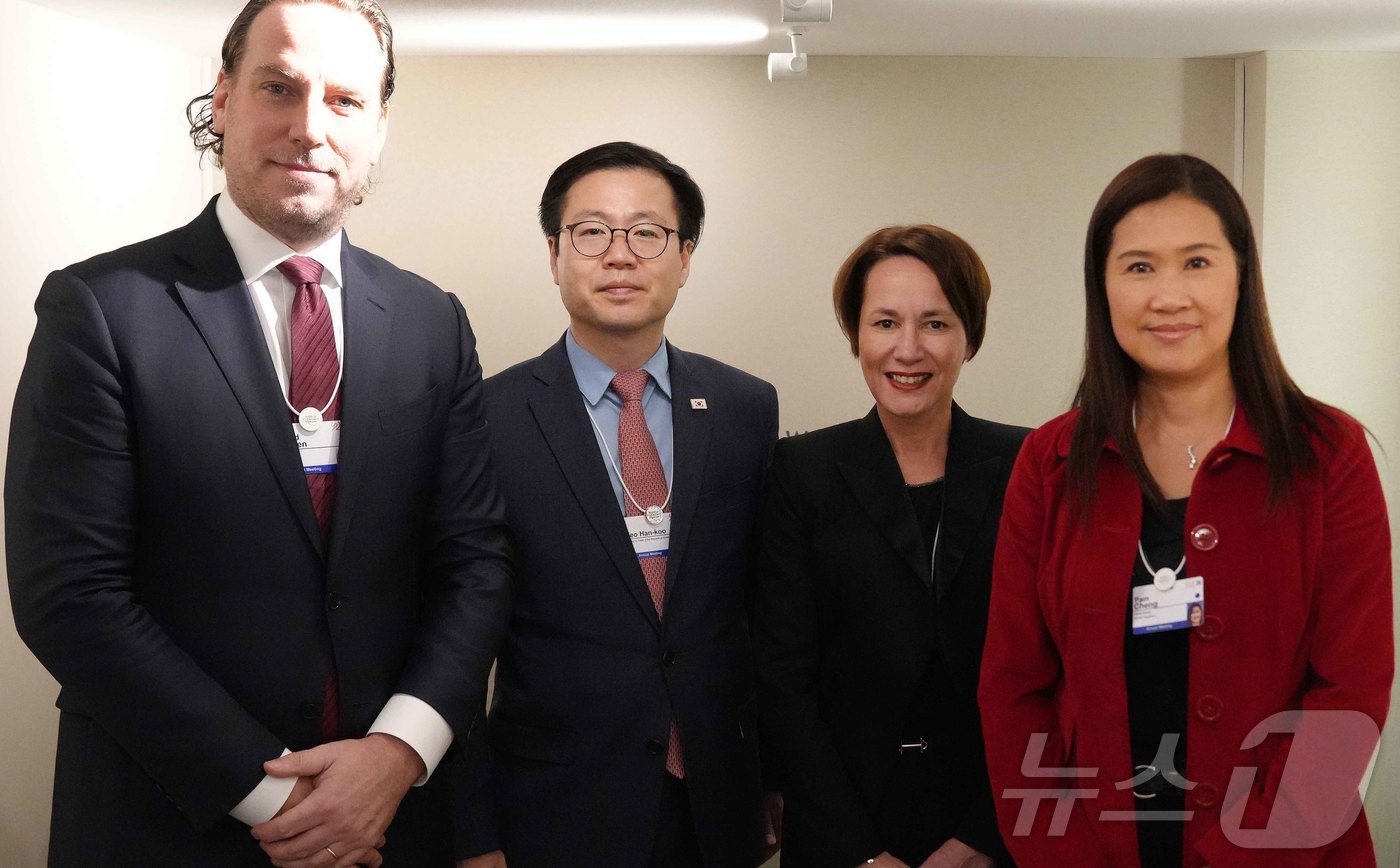 (서울=뉴스1) = 여한구 산업통상부 통상교섭본부장이 20일(현지시간) 스위스 다보스에서 열린 '2026 세계경제포럼 연차회의'에서 미셸 드마레 아스트라제네카 이사회 의장과 면담 …