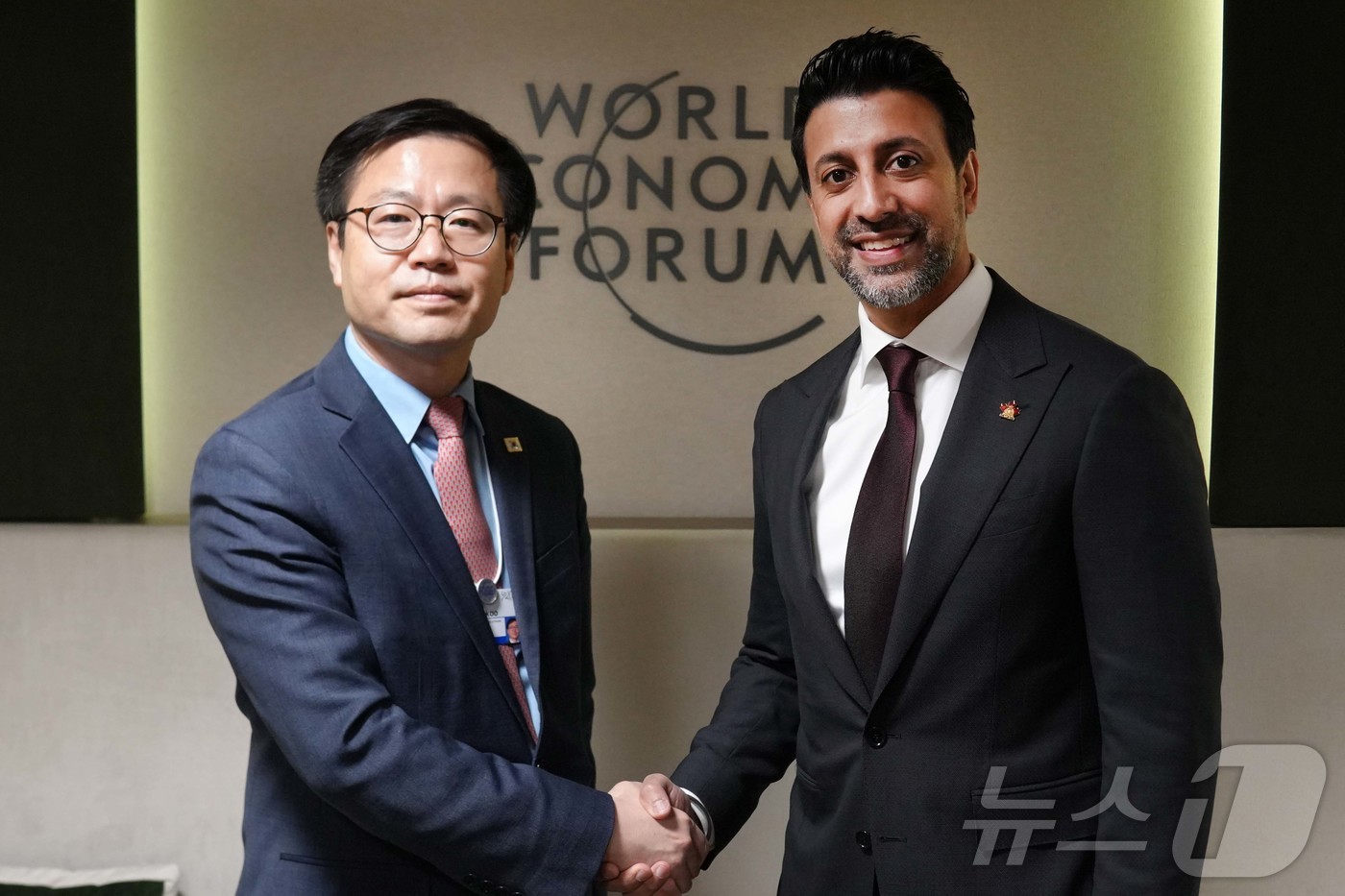 (서울=뉴스1) = 여한구 산업통상부 통상교섭본부장이 20일(현지시간) 스위스 다보스에서 열린 '2026 세계경제포럼 연차회의'에서 마닌더 시두 캐나다 국제통상부 장관과 면담 후 …