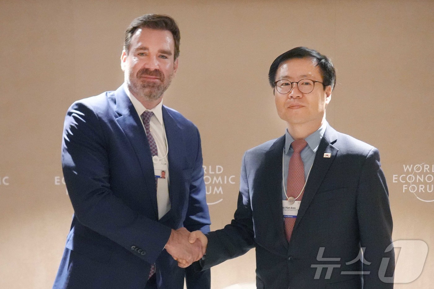 (서울=뉴스1) = 여한구 산업통상부 통상교섭본부장이 20일(현지시간) 스위스 다보스에서 열린 '2026 세계경제포럼 연차회의'에서 닉 아만 애플 부사장과 면담 후 기념촬영을 하고 …
