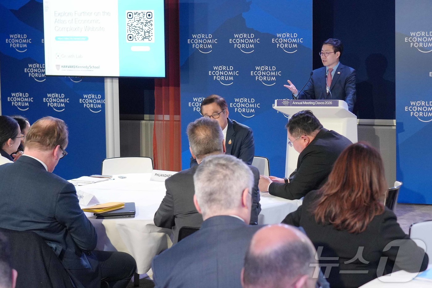 (서울=뉴스1) = 여한구 산업통상부 통상교섭본부장이 20일(현지시간) 스위스 다보스에서 열린 '2026 세계경제포럼 연차외의'에서 발언하고 있다. (산업통상부 제공. 재판매 및 …