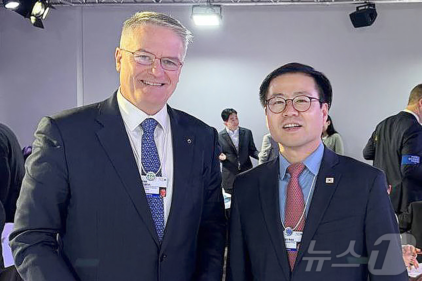 (서울=뉴스1) = 여한구 산업통상부 통상교섭본부장이 20일(현지시간) 스위스 다보스에서 열린 '2026 세계경제포럼 연차회의'에서 마티아스 코먼 OECD 사무총장과 면담 후 기념 …