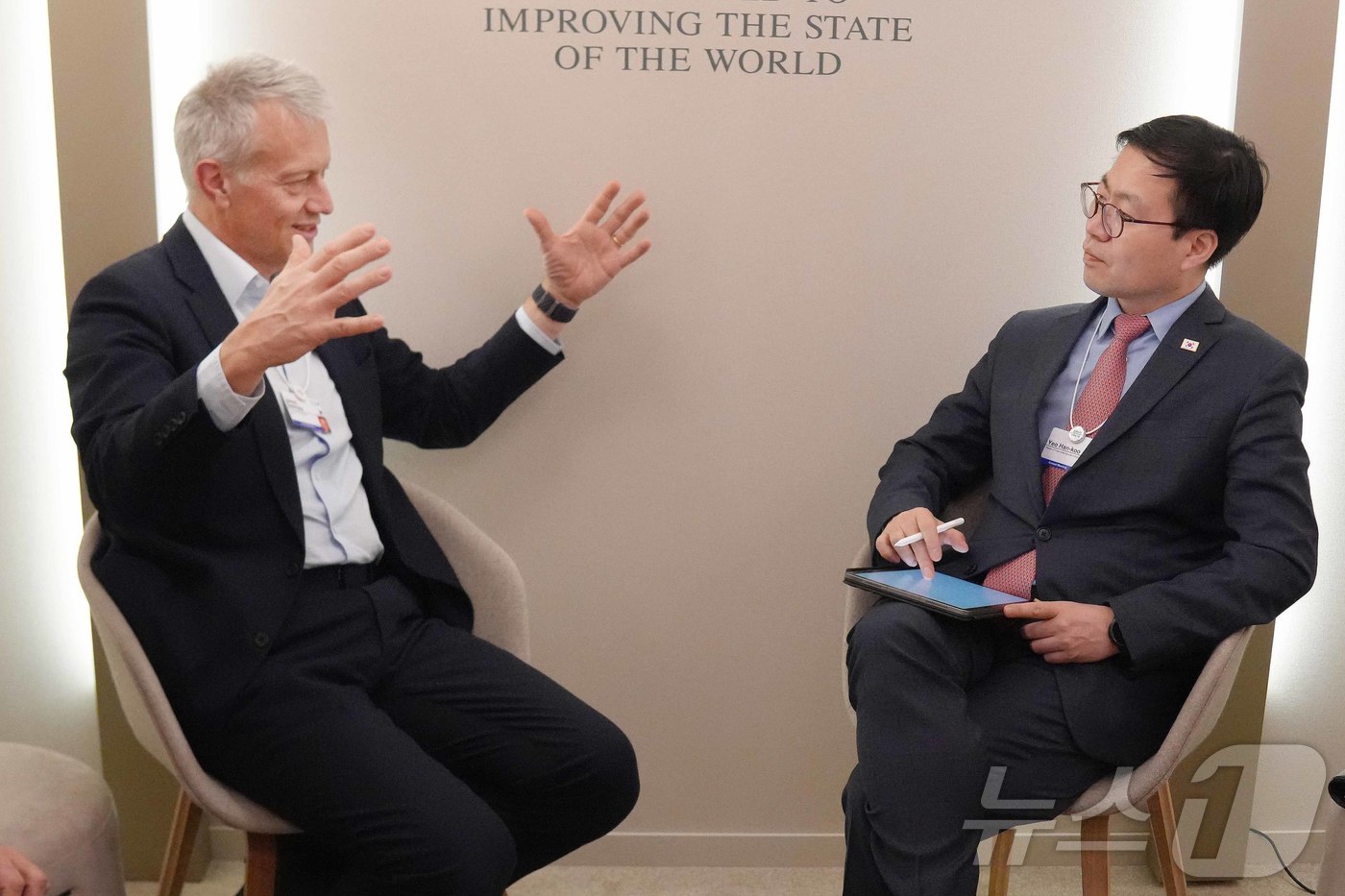 (서울=뉴스1) = 여한구 산업통상부 통상교섭본부장이 20일(현지시간) 스위스 다보스에서 열린 '2026 세계경제포럼 연차회의'에서 제임스 퀸시 코카콜라 CEO와 면담을 하고 있다 …