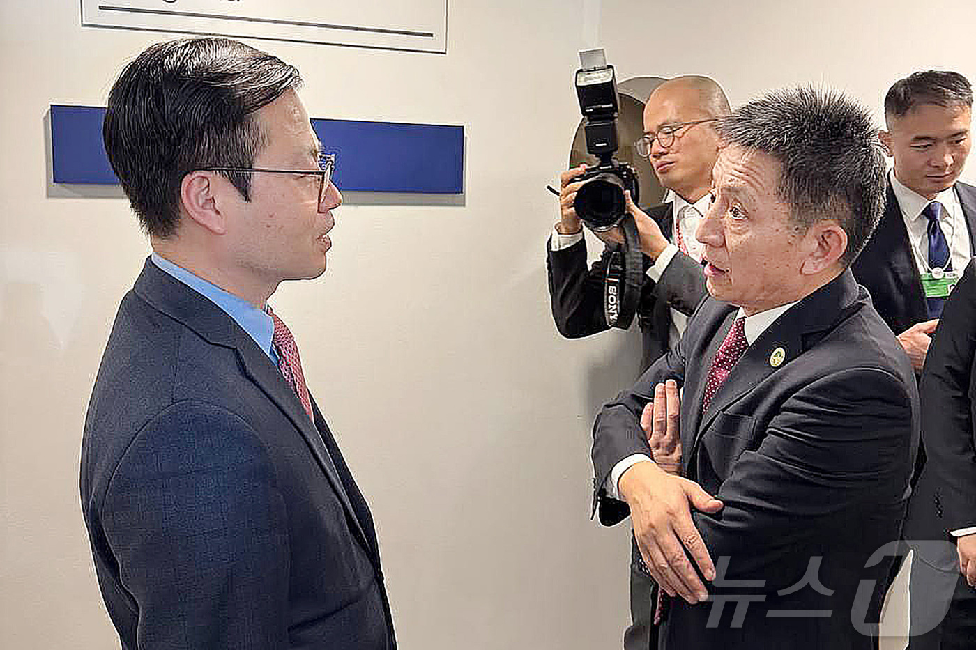 (서울=뉴스1) = 여한구 산업통상부 통상교섭본부장이 20일(현지시간) 스위스 다보스에서 열린 '2026 세계경제포럼 연차회의'에서 리 청강 중국 상무부 국제무역협상대표와 면담을 …