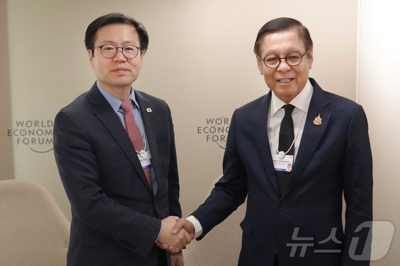(서울=뉴스1) = 여한구 산업통상부 통상교섭본부장이 20일(현지시간) 스위스 다보스에서 열린 '2026 세계경제포럼 연차회의'에서 시하삭 푸앙껫깨우 태국 외교장관과 면담 후 기념 …