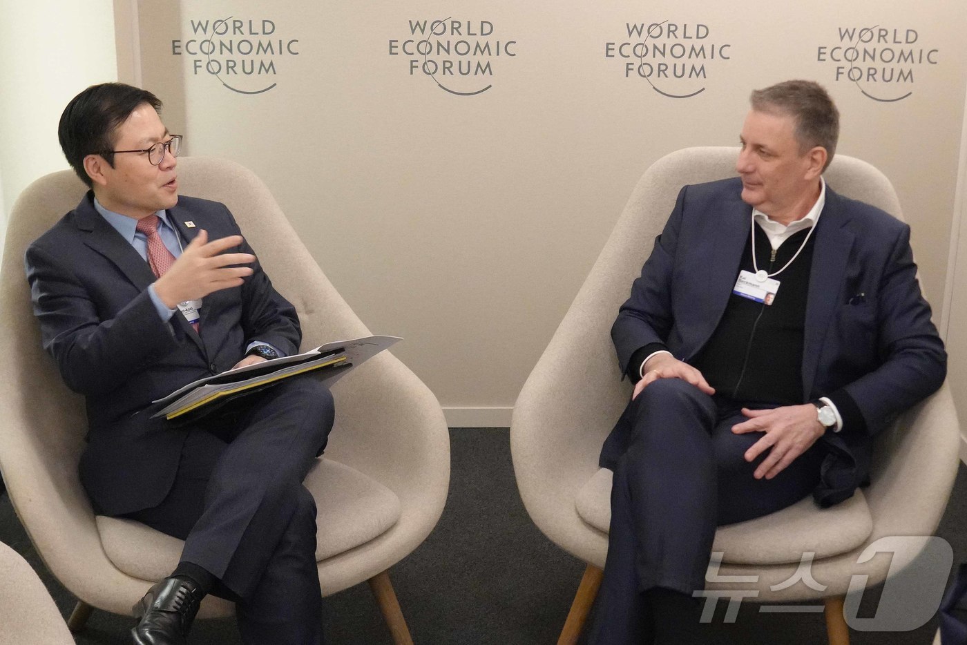 (서울=뉴스1) = 여한구 산업통상부 통상교섭본부장이 20일(현지시간) 스위스 다보스에서 열린 '2026 세계경제포럼 연차회의'에서 카이 베크만 머크 CEO와 면담을 하고 있다. …