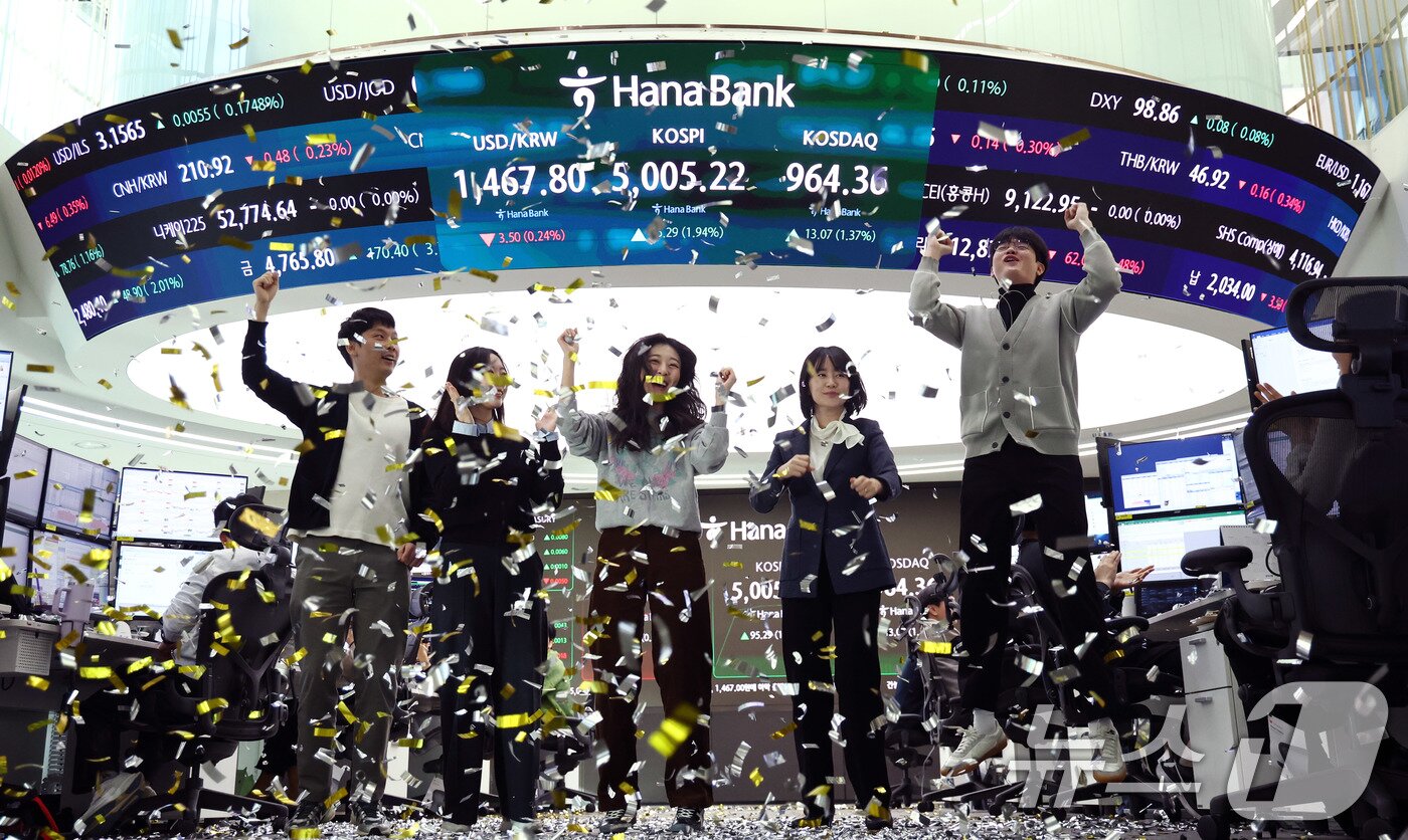 본문 이미지 - 22일 오전 서울 중구 하나은행 본점 딜링룸 현황판에 코스피 지수가 장중 5000p를 넘으며 개장하고 있다. 2026.1.22/뉴스1 ⓒ News1 박지혜 기자