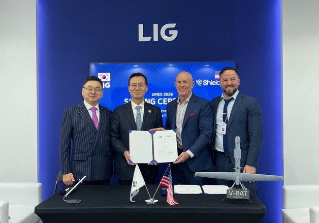 LIG넥스원-쉴드 AI, UMEX 2026서 무인체계 협력 계약 기념행사