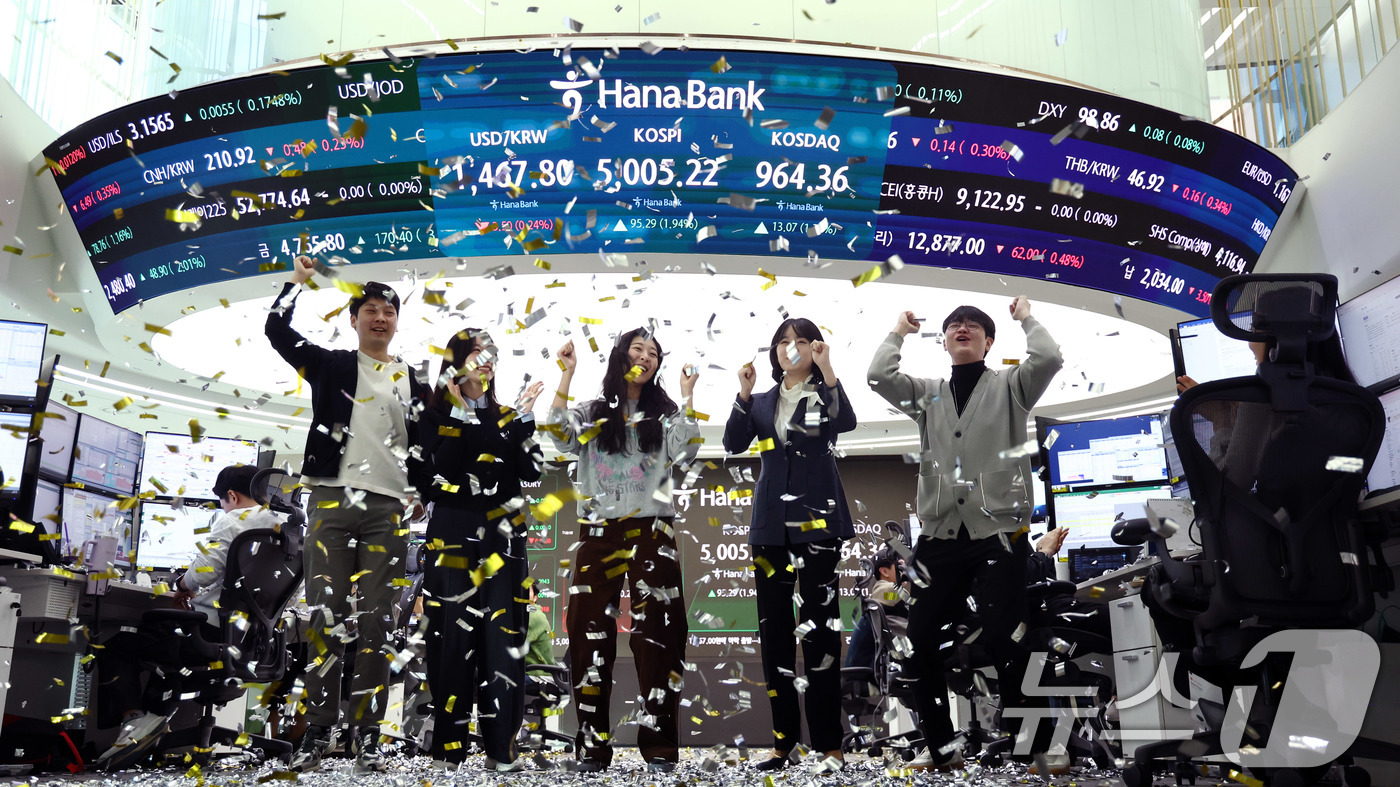 (서울=뉴스1) 박지혜 기자 = 22일 오전 서울 중구 하나은행 본점 딜링룸 현황판에 코스피 지수가 장중 5000p를 넘으며 개장하자 직원들이 환호하고 있다. 2026.1.22/뉴 …
