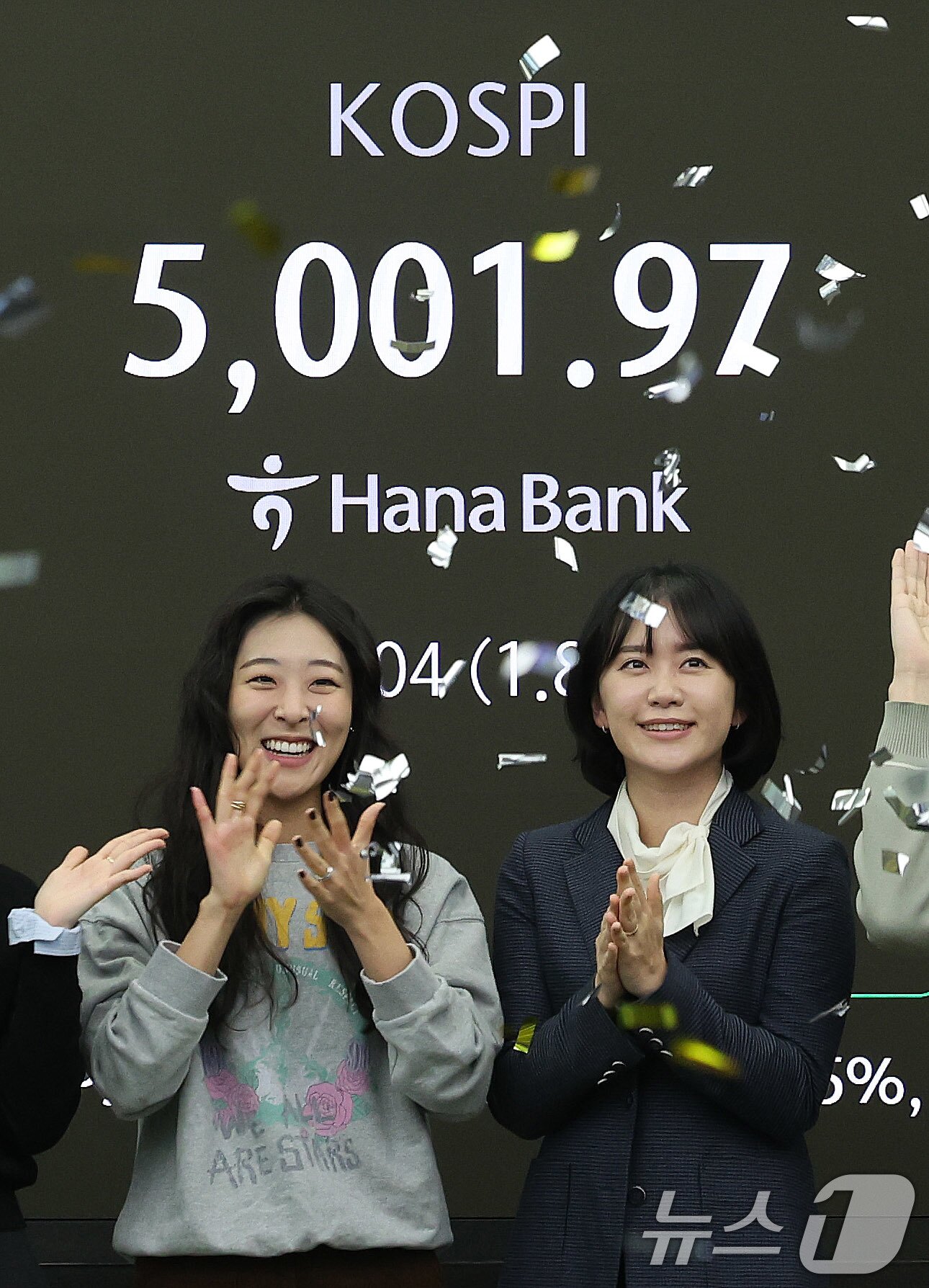 본문 이미지 - 22일 오전 서울 중구 하나은행 본점 딜링룸 현황판에 코스피 지수가 장중 5000p를 넘으며 개장하자 직원들이 환호하고 있다. 2026.1.22/뉴스1 ⓒ News1 박지혜 기자