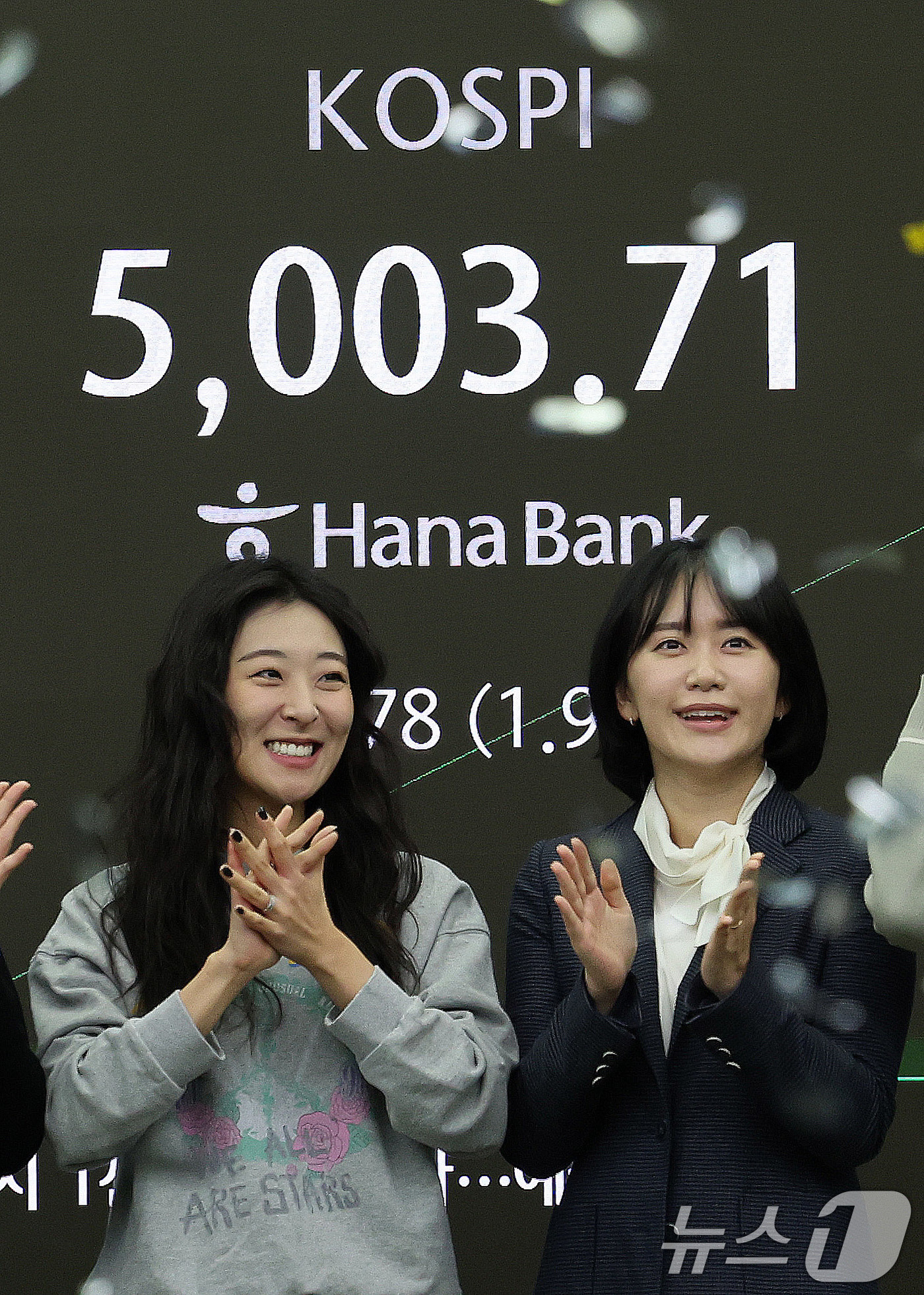 (서울=뉴스1) 박지혜 기자 = 22일 오전 서울 중구 하나은행 본점 딜링룸 현황판에 코스피 지수가 장중 5000p를 넘으며 개장하고 있다. 2026.1.22/뉴스1