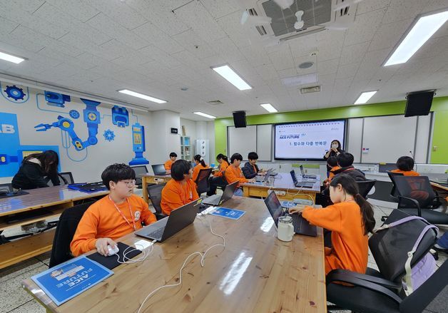 KT, 부산서 AI 캠프 열어…청소년 100여명 참여