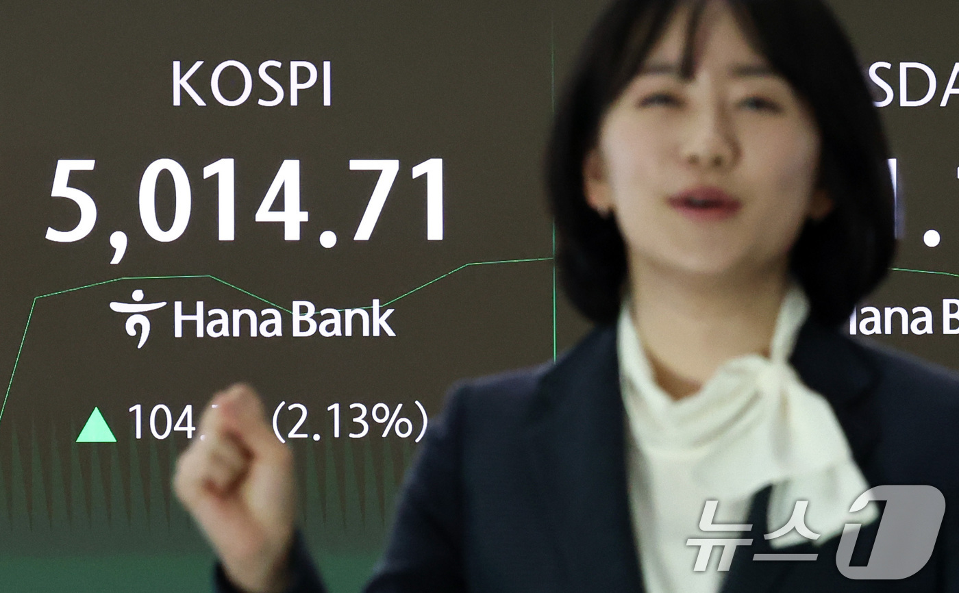 (서울=뉴스1) 최지환 기자 = 22일 오전 서울 중구 하나은행 본점 딜링룸 전광판에 코스피 지수가 전 거래일보다 104.78p(2.13%) 오른 5014.71를 표시하고 있다. …