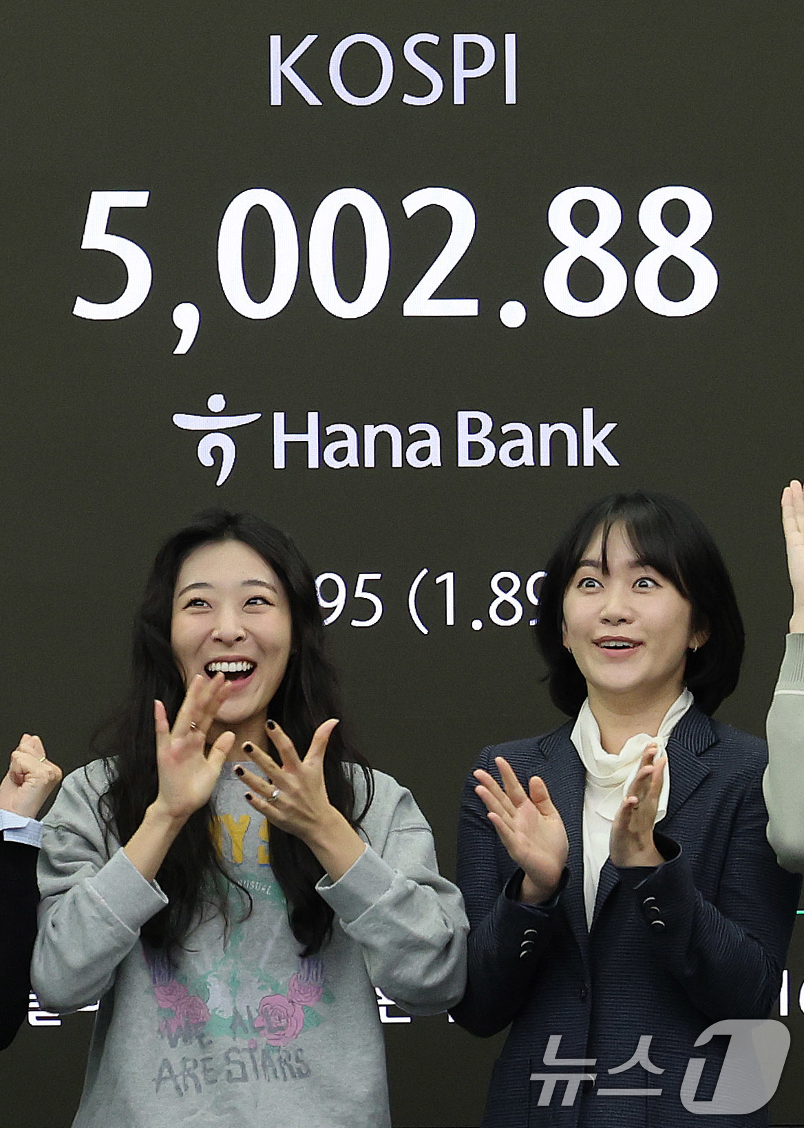 (서울=뉴스1) 박지혜 기자 = 22일 오전 서울 중구 하나은행 본점 딜링룸 현황판에 코스피 지수가 장중 5000p를 넘으며 개장하고 있다. 2026.1.22/뉴스1