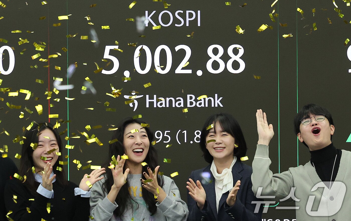 본문 이미지 - 22일 오전 서울 중구 하나은행 본점 딜링룸 현황판에 코스피 지수가 장중 5000p를 넘으며 개장하고 있다. 2026.1.22/뉴스1 ⓒ News1 박지혜 기자
