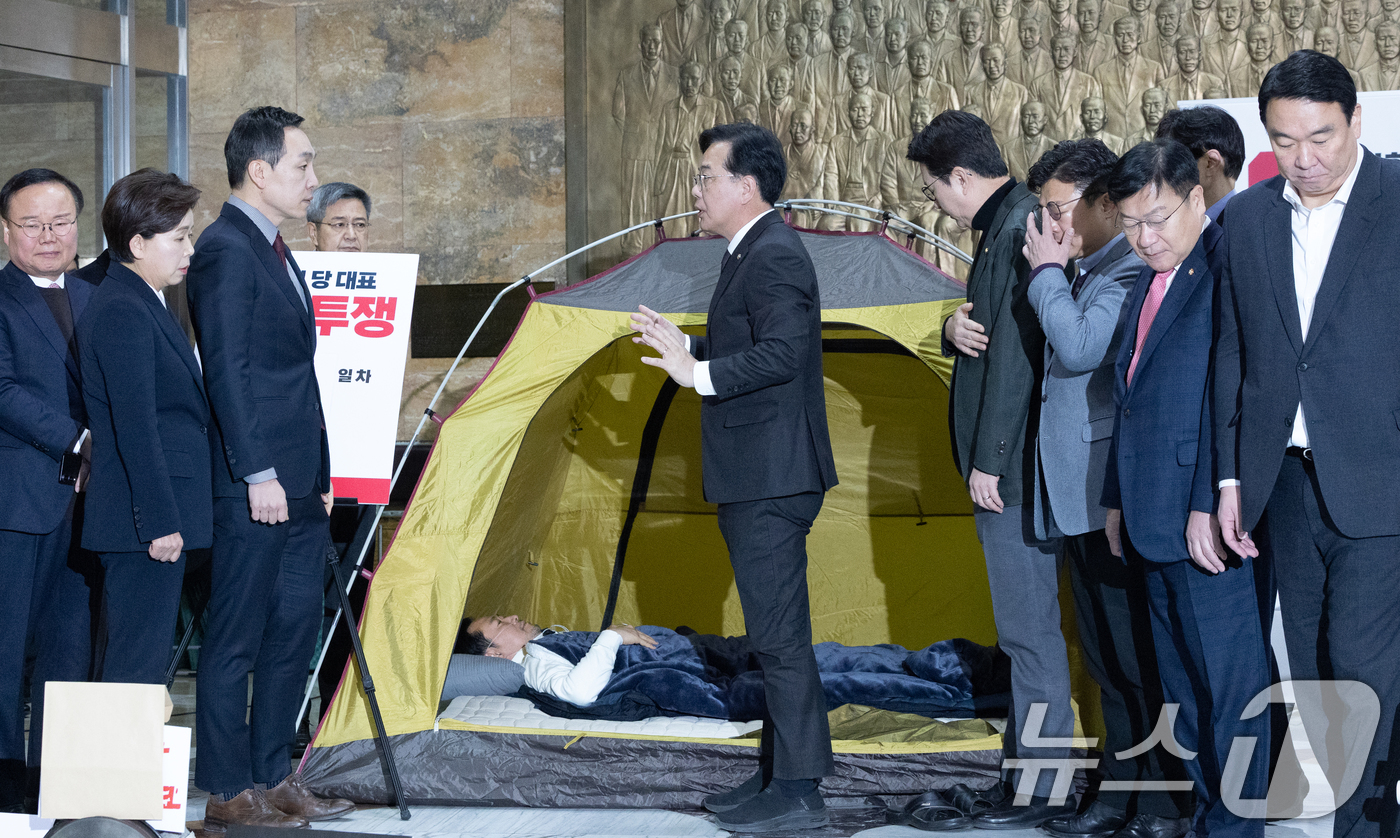 (서울=뉴스1) 이승배 기자 = 송언석 국민의힘 원내대표가 22일 서울 여의도 국회 로텐더홀에서 최고위원회의를 진행 하기에 앞서 단식 중인 장동혁 대표의 상태를 확인 후 손을 젓고 …