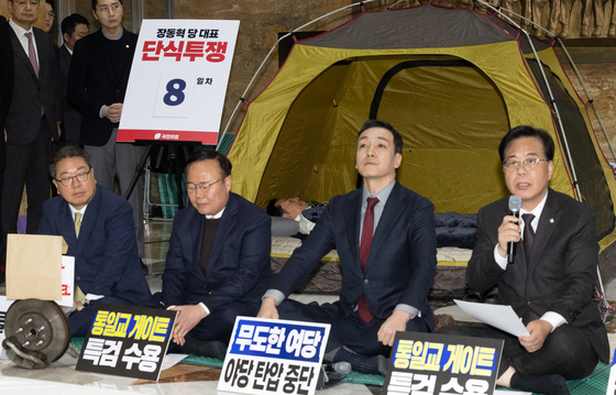 국민의힘 최고위, 단식 중인 장동혁 대표는 텐트에서