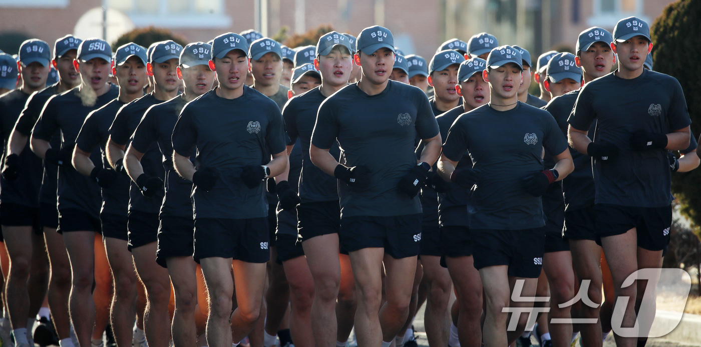 (창원=뉴스1) 윤일지 기자 = 전국적으로 맹추위가 기승을 부린 22일 경남 창원 진해 군항에서 해군 심해잠수사(SSU)들이 구보를 하며 혹한기 훈련을 하고 있다. 2026.1.2 …
