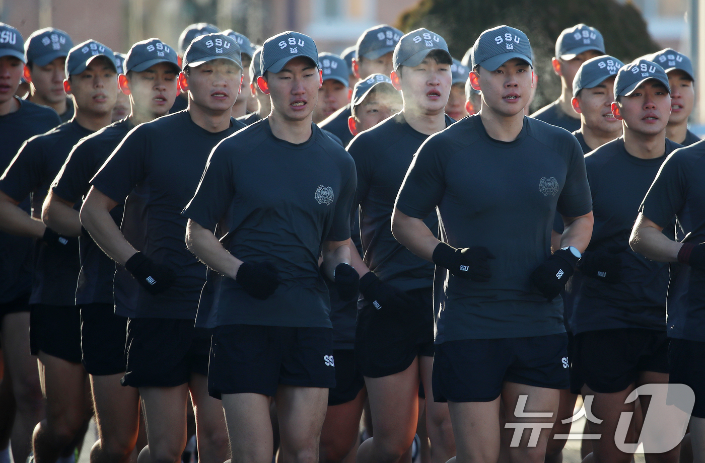 (창원=뉴스1) 윤일지 기자 = 전국적으로 맹추위가 기승을 부린 22일 경남 창원 진해 군항에서 해군 심해잠수사(SSU)들이 구보를 하며 혹한기 훈련을 하고 있다. 2026.1.2 …