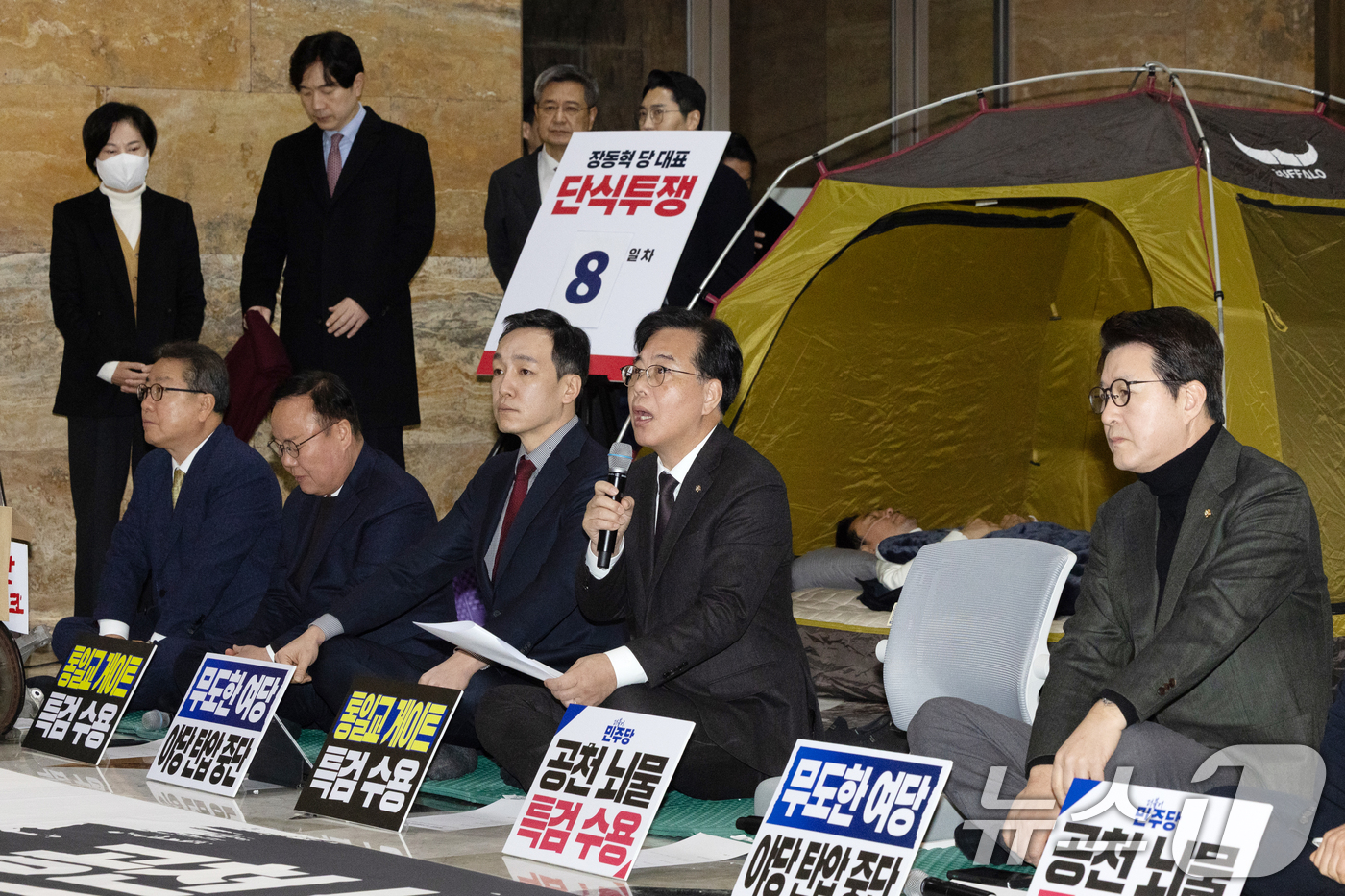 (서울=뉴스1) 이승배 기자 = 송언석 국민의힘 원내대표가 22일 서울 여의도 국회 로텐더홀에서 열린 최고위원회의에서 모두발언하는 가운데 단식 중인 장동혁 대표가 누워서 휴식을 취 …