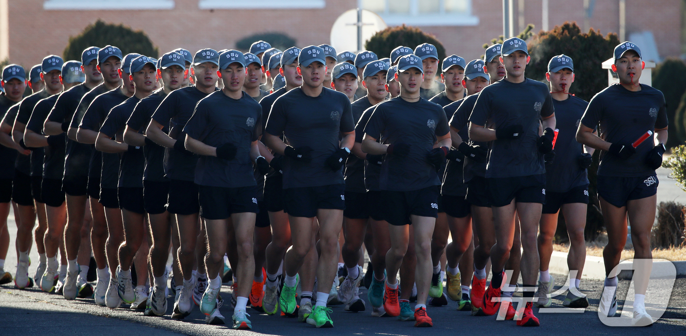 (창원=뉴스1) 윤일지 기자 = 전국적으로 맹추위가 기승을 부린 22일 경남 창원 진해 군항에서 해군 심해잠수사(SSU)들이 구보를 하며 혹한기 훈련을 하고 있다. 2026.1.2 …