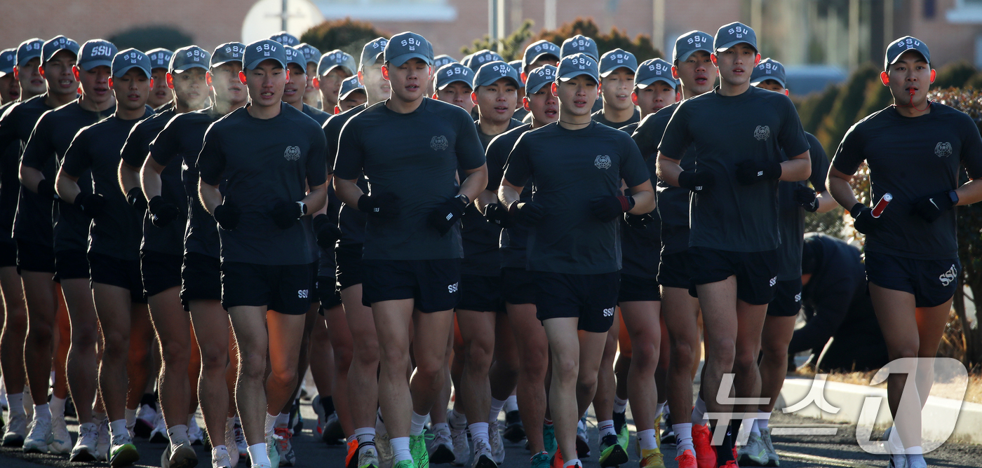 (창원=뉴스1) 윤일지 기자 = 전국적으로 맹추위가 기승을 부린 22일 경남 창원 진해 군항에서 해군 심해잠수사(SSU)들이 구보를 하며 혹한기 훈련을 하고 있다. 2026.1.2 …