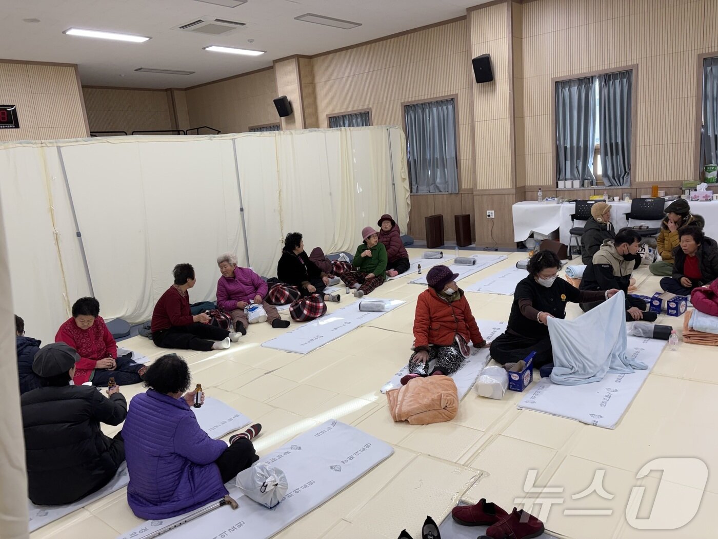 본문 이미지 - 22일 오전 9시 광양 산불로 인해 마련된 옥곡면사무소 임시 대피소에 주민들이 모여 있다. 2026.1.22/뉴스1 ⓒ News1 김성준 기자