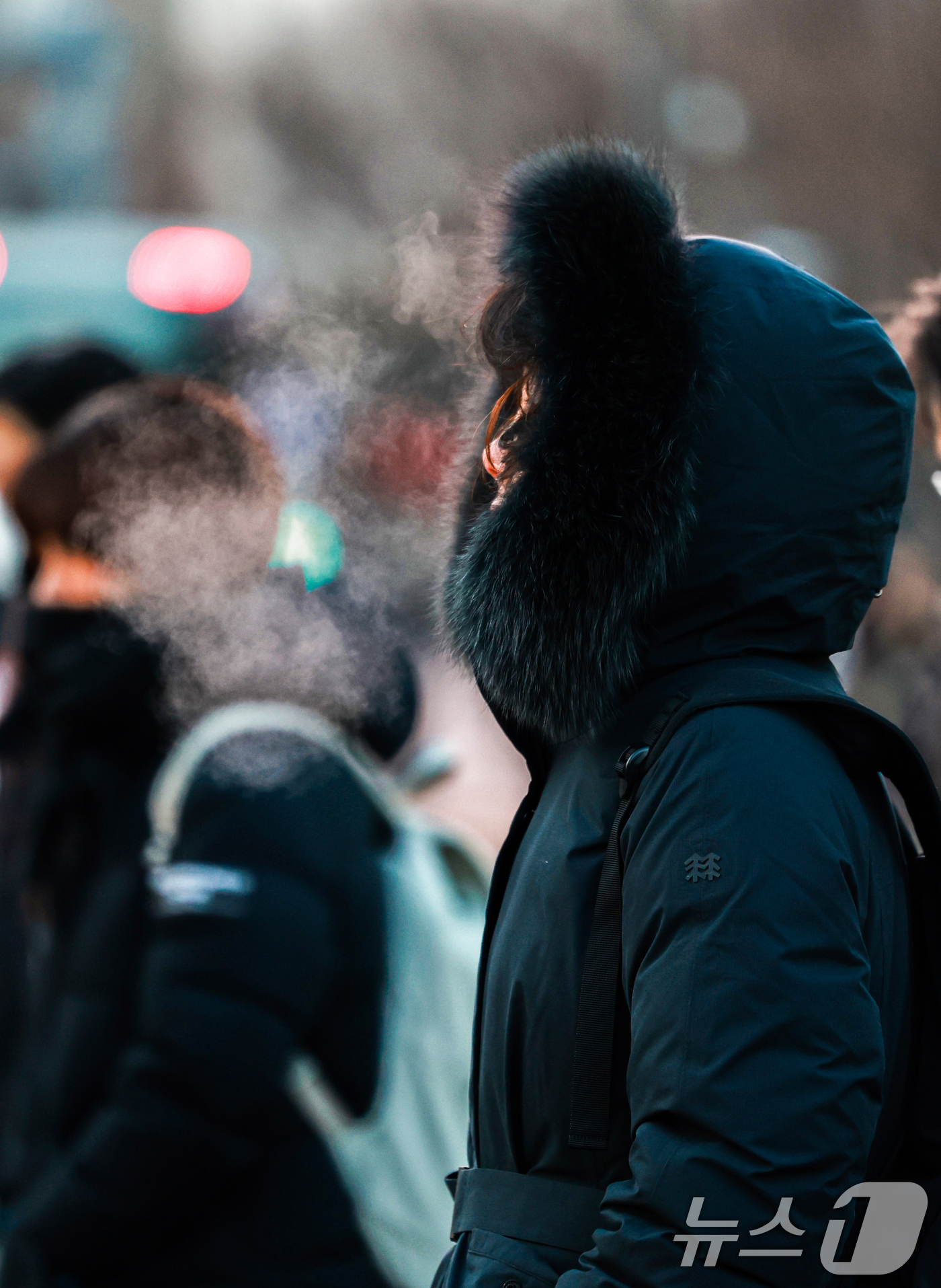 (서울=뉴스1) 이호윤 기자 = 연일 영하 10도 안팎의 매서운 한파가 이어진 22일 서울 종로구 세종대로사거리에서 두터운 옷차림의 시민이 입김을 내뿜고 있다. 2026.1.22/ …