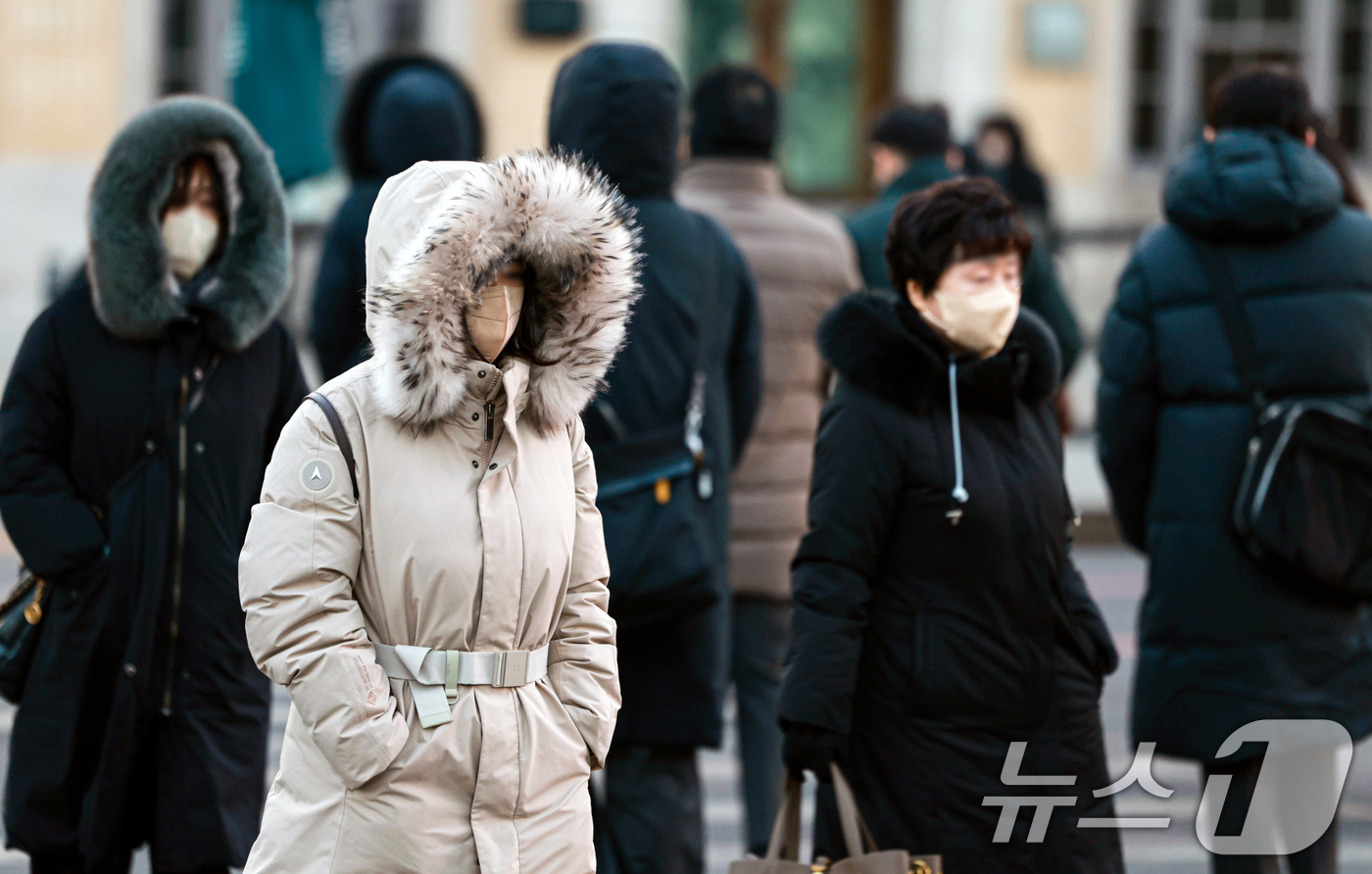 (서울=뉴스1) 이호윤 기자 = 연일 영하 10도 안팎의 매서운 한파가 이어진 22일 서울 종로구 세종대로사거리에서 두터운 옷차림의 시민들이 발걸음을 옮기고 있다. 2026.1.2 …