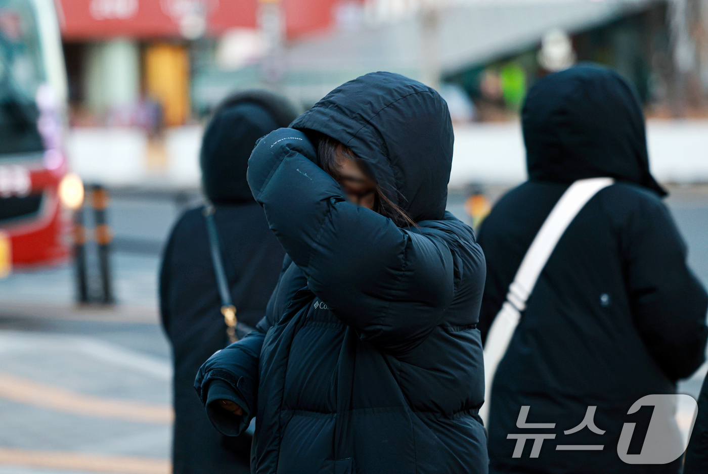 (서울=뉴스1) 이호윤 기자 = 연일 영하 10도 안팎의 매서운 한파가 이어진 22일 서울 종로구 세종대로사거리에서 두터운 옷차림의 시민들이 발걸음을 옮기고 있다. 2026.1.2 …