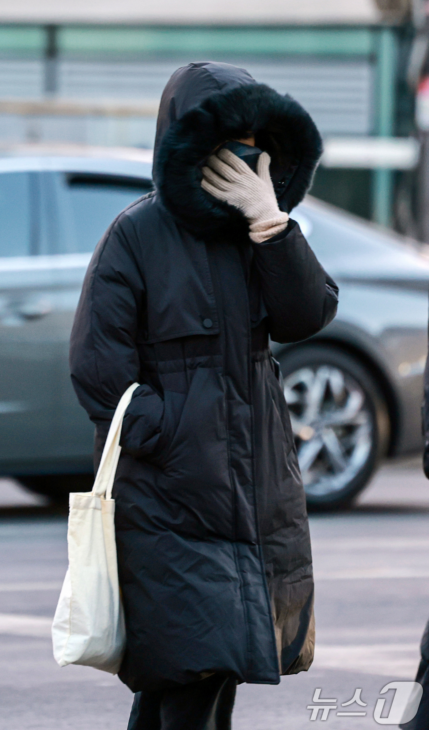 (서울=뉴스1) 이호윤 기자 = 연일 영하 10도 안팎의 매서운 한파가 이어진 22일 서울 종로구 세종대로사거리에서 두터운 옷차림의 시민이 발걸음을 옮기고 있다. 2026.1.22 …