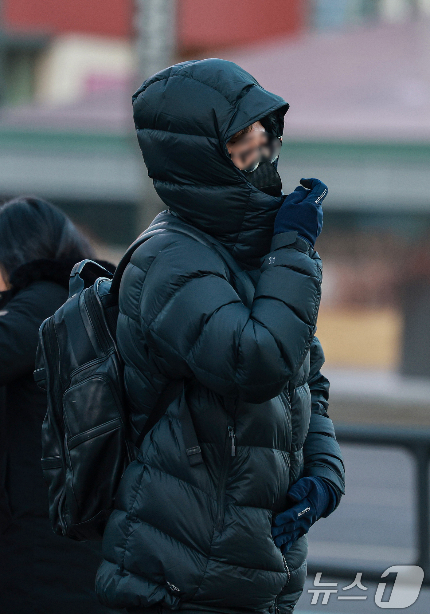 (서울=뉴스1) 이호윤 기자 = 연일 영하 10도 안팎의 매서운 한파가 이어진 22일 서울 종로구 세종대로사거리에서 두터운 옷차림의 시민이 발걸음을 옮기고 있다. 2026.1.22 …
