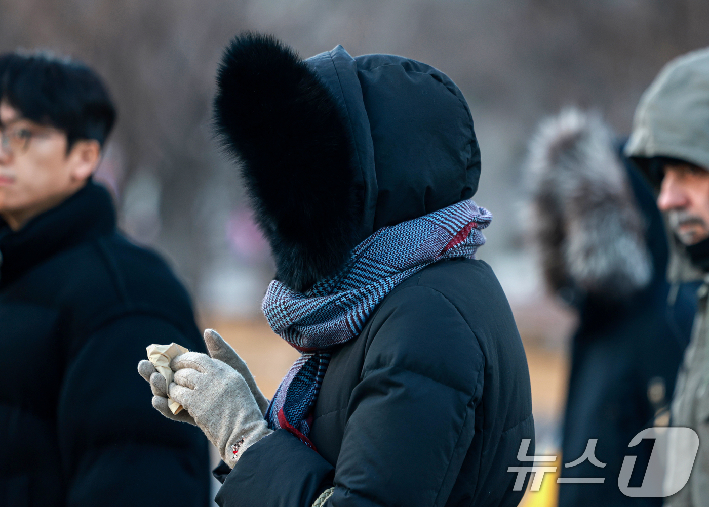 (서울=뉴스1) 이호윤 기자 = 연일 영하 10도 안팎의 매서운 한파가 이어진 22일 서울 종로구 세종대로사거리에서 두터운 옷차림의 시민이 손난로에 손을 녹이고 있다. 2026.1 …