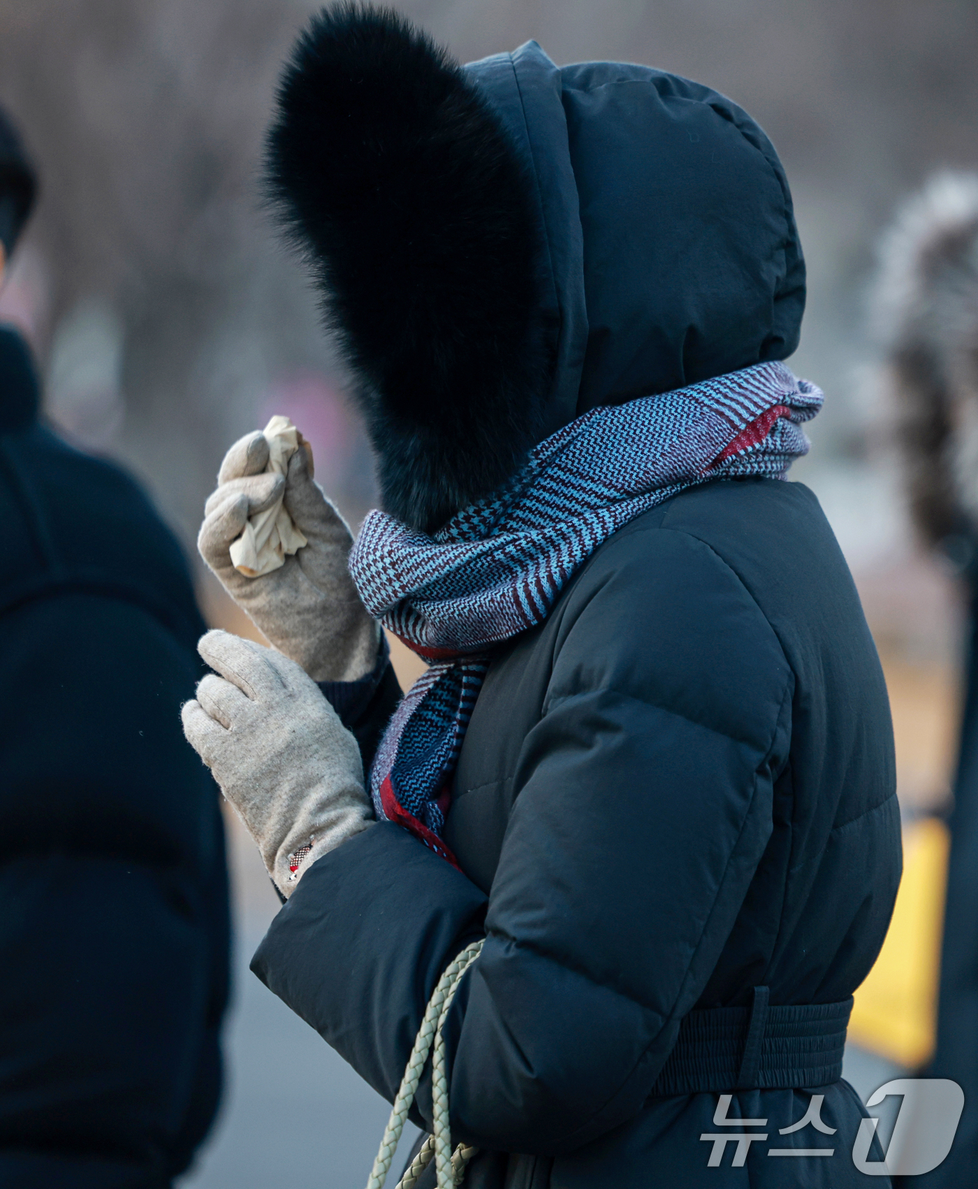 (서울=뉴스1) 이호윤 기자 = 연일 영하 10도 안팎의 매서운 한파가 이어진 22일 서울 종로구 세종대로사거리에서 두터운 옷차림의 시민이 손난로를 부여잡고 있다. 2026.1.2 …