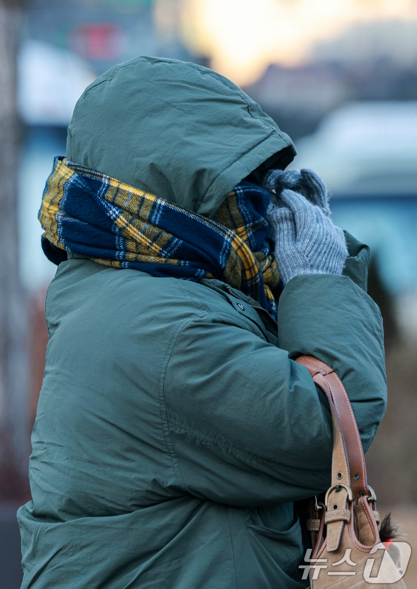 (서울=뉴스1) 이호윤 기자 = 연일 영하 10도 안팎의 매서운 한파가 이어진 22일 서울 종로구 세종대로사거리에서 두터운 옷차림의 시민이 발걸음을 옮기고 있다. 2026.1.22 …