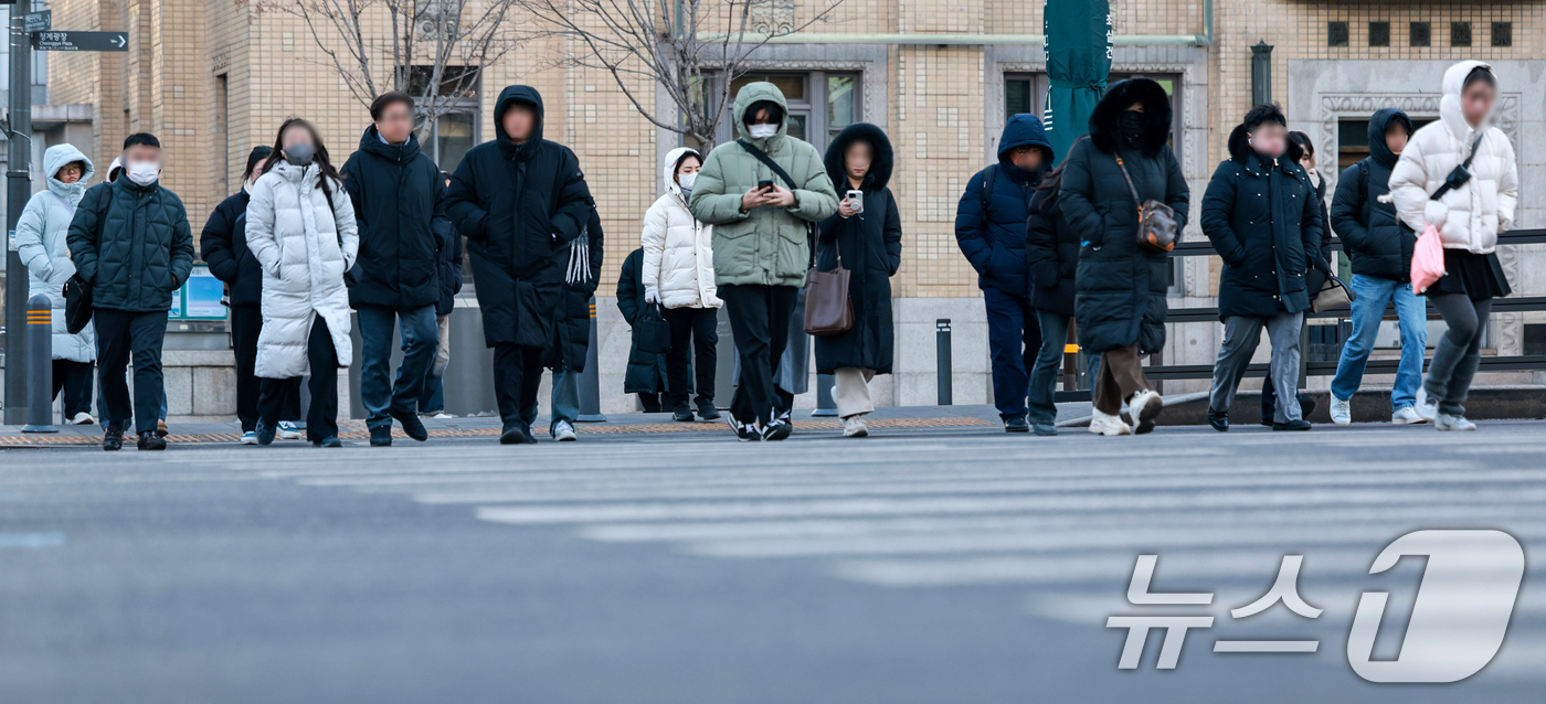 (서울=뉴스1) 이호윤 기자 = 연일 영하 10도 안팎의 매서운 한파가 이어진 22일 서울 종로구 세종대로사거리에서 두터운 옷차림의 시민들이 발걸음을 옮기고 있다. 2026.1.2 …