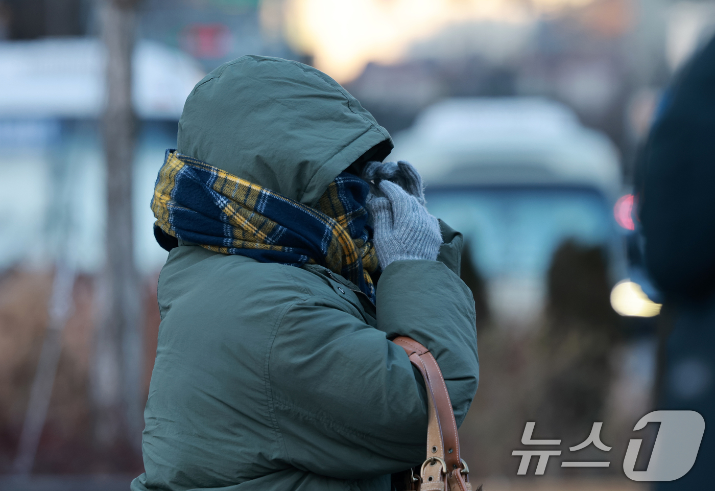 (서울=뉴스1) 이호윤 기자 = 연일 영하 10도 안팎의 매서운 한파가 이어진 22일 서울 종로구 세종대로사거리에서 두터운 옷차림의 시민이 발걸음을 옮기고 있다. 2026.1.22 …