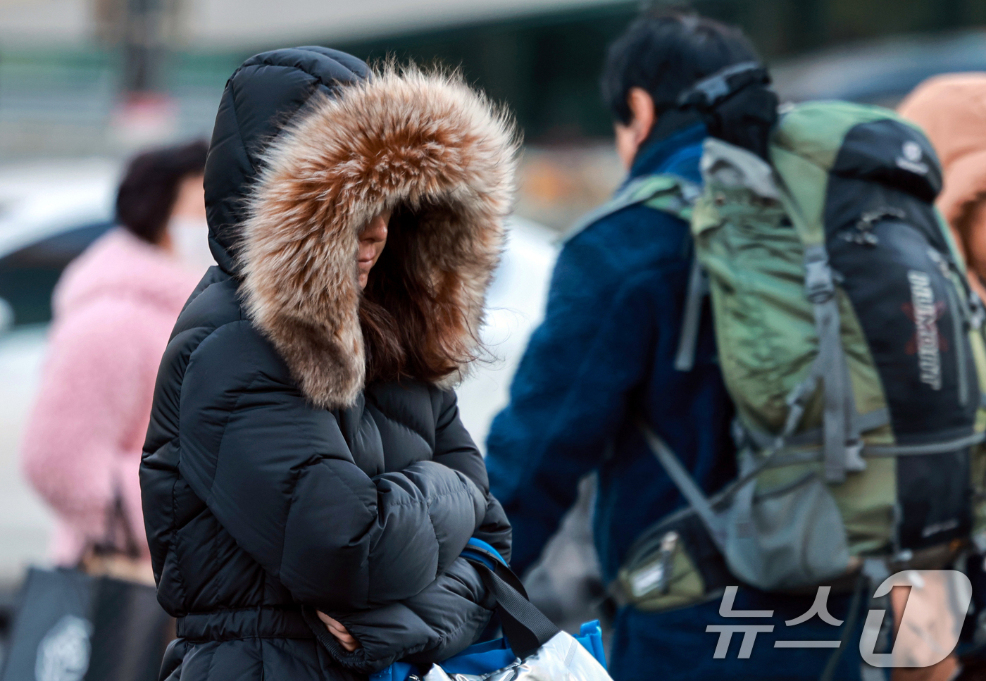 (서울=뉴스1) 이호윤 기자 = 연일 영하 10도 안팎의 매서운 한파가 이어진 22일 서울 종로구 세종대로사거리에서 두터운 옷차림의 시민들이 발걸음을 옮기고 있다. 2026.1.2 …