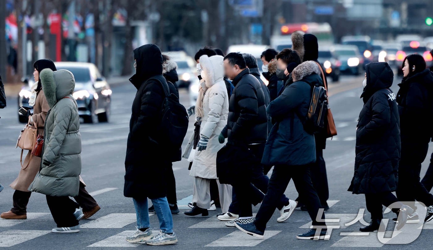 (서울=뉴스1) 이호윤 기자 = 연일 영하 10도 안팎의 매서운 한파가 이어진 22일 서울 종로구 세종대로사거리에서 두터운 옷차림의 시민들이 발걸음을 옮기고 있다. 2026.1.2 …