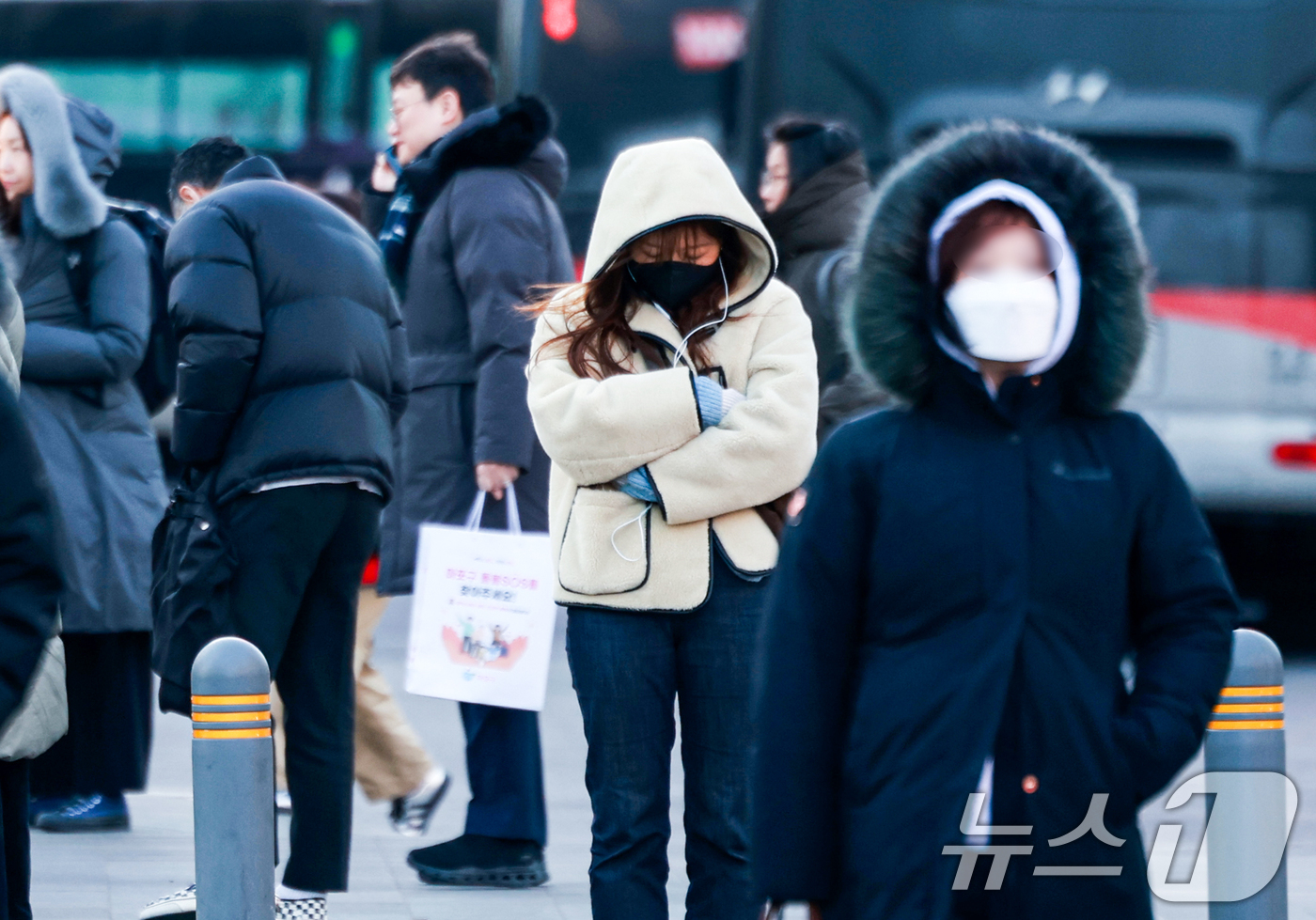 (서울=뉴스1) 이호윤 기자 = 연일 영하 10도 안팎의 매서운 한파가 이어진 22일 서울 종로구 세종대로사거리에서 두터운 옷차림의 시민들이 신호를 기다리고 있다. 2026.1.2 …