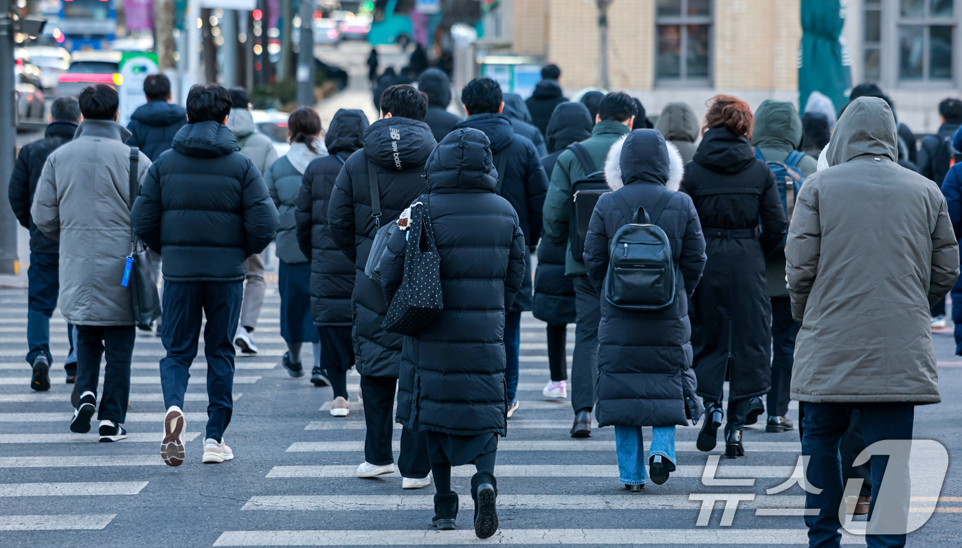 (서울=뉴스1) 이호윤 기자 = 연일 영하 10도 안팎의 매서운 한파가 이어진 22일 서울 종로구 세종대로사거리에서 두터운 옷차림의 시민들이 발걸음을 옮기고 있다. 2026.1.2 …